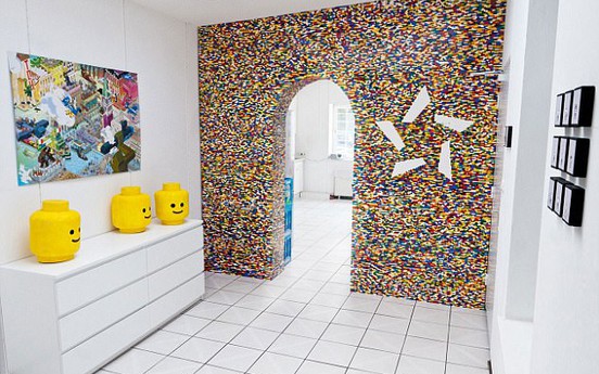 Trang trí nội thất độc đáo bằng đồ chơi Lego