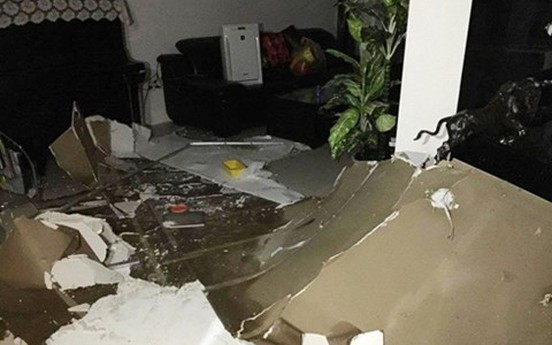 Hà Nội: Trần nhà chung cư bất ngờ sập do bục đường ống nước