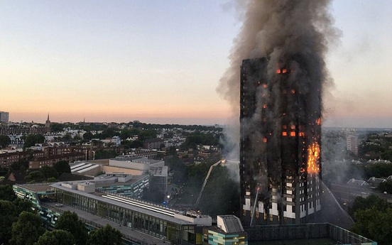 Vụ cháy chung cư London lộ hố sâu giàu - nghèo trong lòng London