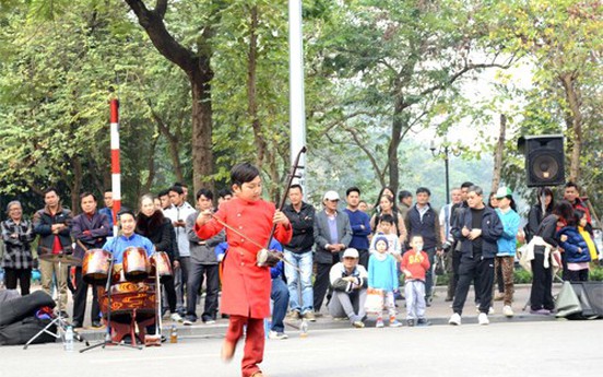 Sau 10 tháng thí điểm, tuyến phố đi bộ hồ Hoàn Kiếm sẽ được đầu tư hơn