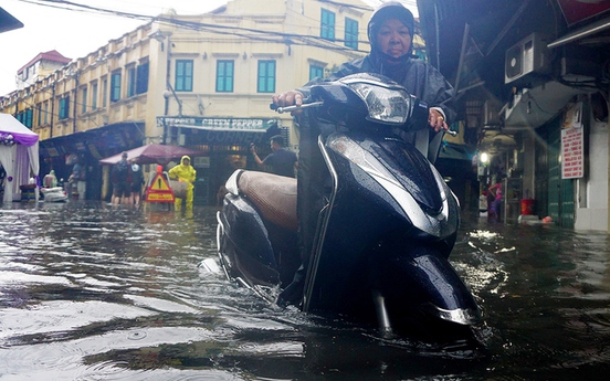 Sau trận mưa bão, nhiều tuyến đường Hà Nội ngập sâu