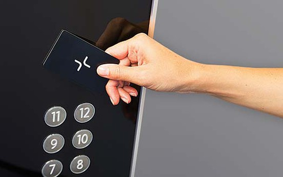 Chuyện không nhỏ từ chiếc thẻ từ an ninh chung cư "bé xíu"