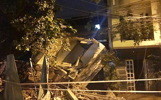 Nhà ba tầng ở Sài Gòn sập, đè nát nhà hàng xóm