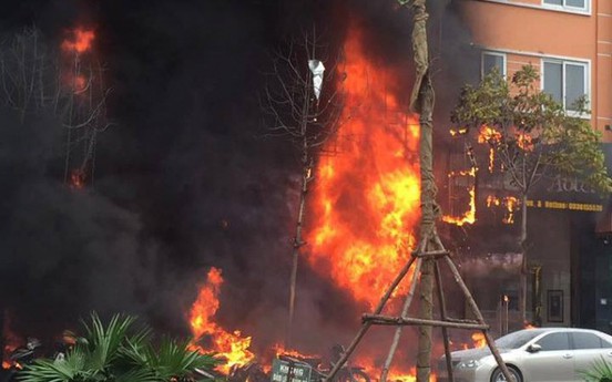 Hà Nội: Cháy lớn tại phố Trần Thái Tông, 4 căn nhà bị thiêu rụi