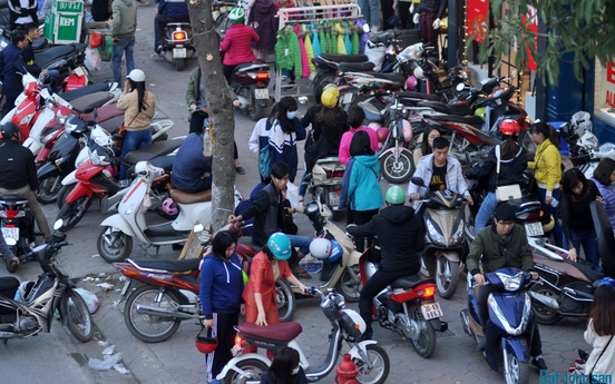 Hà Nội: Ùn tắc nghiêm trọng trên nhiều "phố mua sắm"