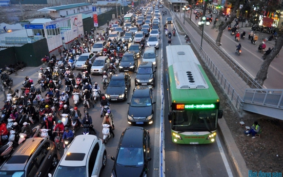 Hà Nội: Lắp dải phân cách cứng, xe buýt BRT bị "vây hãm"