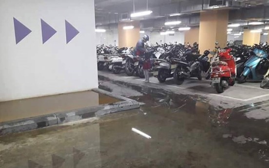 Chung cư Home City: Hầm xe bốc mùi hôi thối, nước ngập hành lang