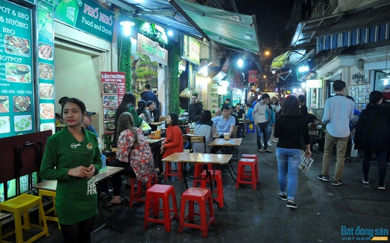 Hà Nội: Hàng quán, bàn ghế ngổn ngang trên phố đi bộ