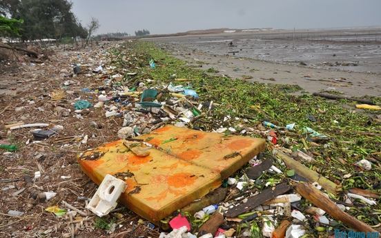 "Biển rác" ngập đê khu vực nhà thờ đổ Nam Định