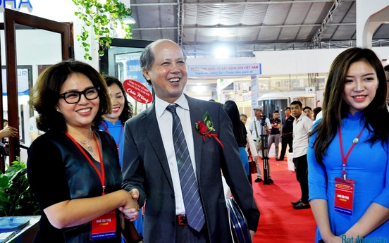 Chủ tịch Hiệp hội BĐS Việt Nam tham quan các gian hàng tại Vietbuild Hà Nội 2017 lần 2