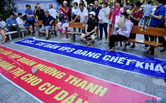Hàng trăm cư dân VP3 Linh Đàm đội nắng căng băng rôn đòi Mường Thanh trả nước sạch