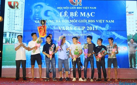 Trao siêu cúp cho nhà vô địch giải bóng đá Hội môi giới BĐS Việt Nam 2017