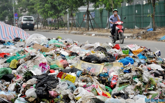 "Núi" rác thải bốc mùi ở KĐT Nam An Khánh