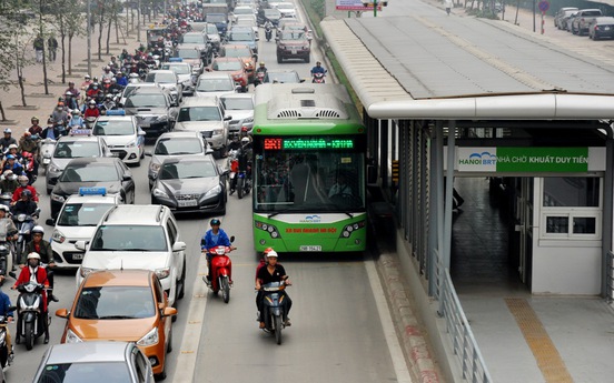 Hà Nội: Không đồng ý cho phương tiện khác đi chung làn BRT