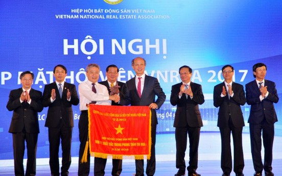 Hiệp hội BĐS Việt Nam vinh dự nhận cờ thi đua của Chính phủ