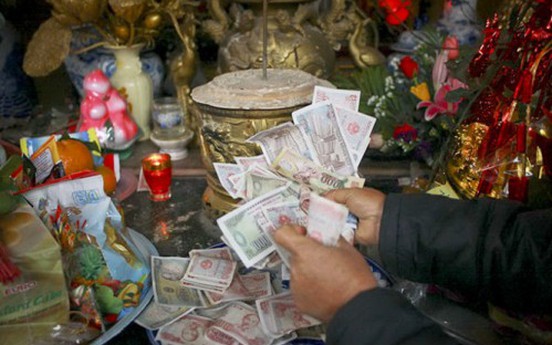 Tiền lẻ kính Phật được không?