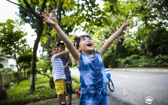 Em bé hạnh phúc và miền đất yêu thương