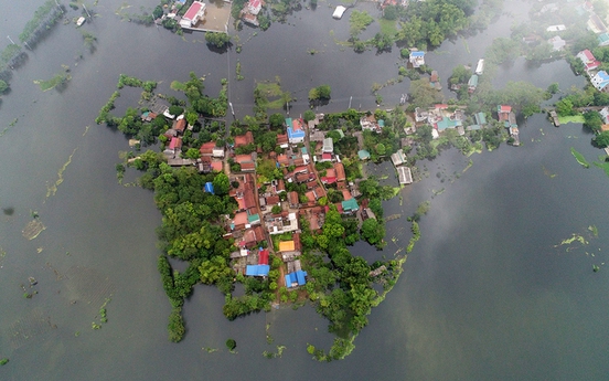 Nước ngập lút mái nhà ở ngoại thành Hà Nội