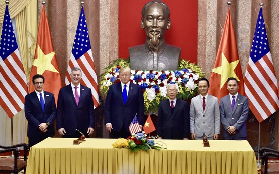 Tổng Bí thư - Chủ tịch nước Nguyễn Phú Trọng và Tổng thống Mỹ Donald Trump chứng kiến lễ ký kết mua máy bay của Bamboo Airways