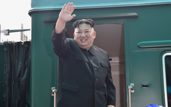 Chủ tịch Triều Tiên Kim Jong Un lên tàu rời Việt Nam