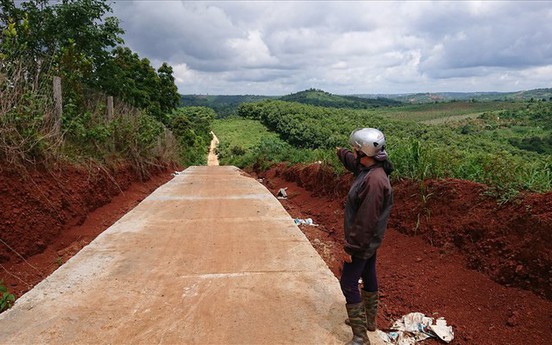 Đắk Nông: Kỳ lạ! Đường của dân bị ‘nắn’ thẳng vào rẫy của sếp doanh nghiệp