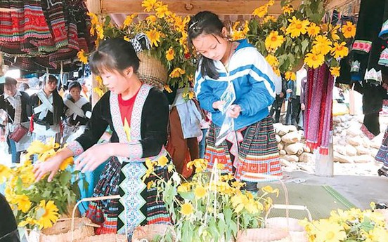 Du lịch Sin Suối Hồ: Giữ gìn nét văn hóa người Mông