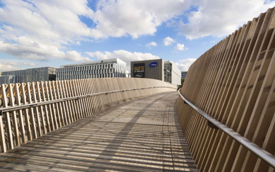 Sửng sốt trước cây cầu cong mềm mại được xây "thần tốc" trong một đêm ở Paris