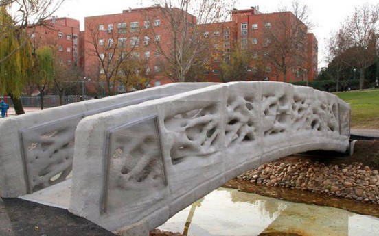 Cây cầu in 3D đầu tiên trên thế giới là một công trình kì dị?