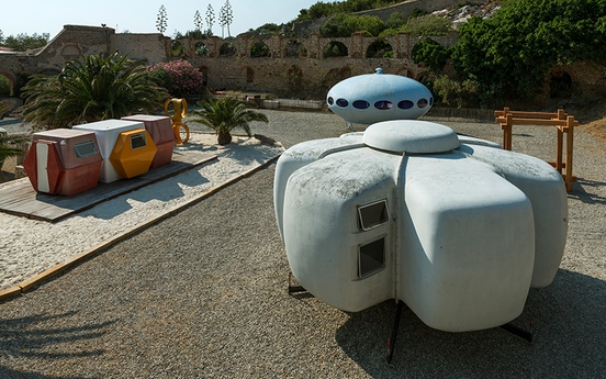 Nhà hình đĩa bay xuất hiện trong triển lãm Utopie Plastic tại Pháp