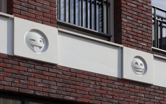 Tòa nhà biết "cười" với hàng loạt biểu tượng cảm xúc điêu khắc trên tường