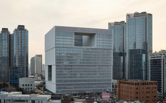 "Đục lỗ" tòa cao ốc làm vườn treo giữa Seoul