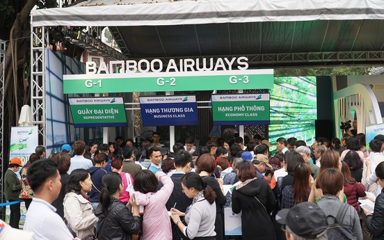 Xếp hàng đông nghẹt săn vé máy bay và combo du lịch trọn gói của Bamboo Airways