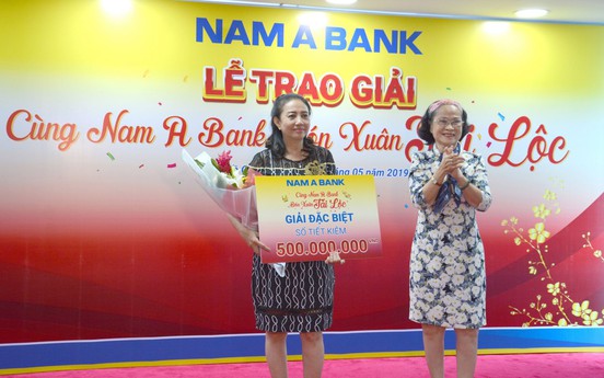 Nam A Bank trao thưởng "khủng" cho khách hàng