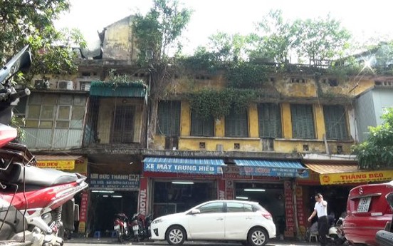 [Video] Cận cảnh những ngôi nhà trên phố Phủ Doãn đang "run rẩy" chờ sập