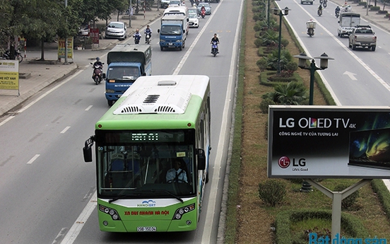Hà Nội: Người dân dần "nhường đường" cho xe buýt nhanh