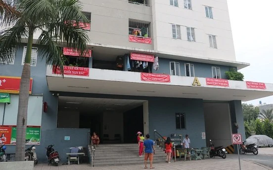 Sài Gòn: Dân căng băng rôn phản đối trạm ép rác đặt sát chung cư
