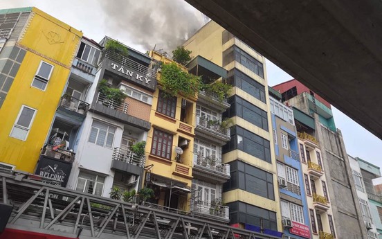 Hà Nội: Cháy quán karaoke, huy động 8 xe cứu hỏa mới dập tắt