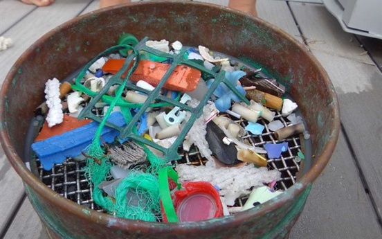 Chai nhựa tự hủy trong nước: Hướng đi mới chống ô nhiễm đại dương