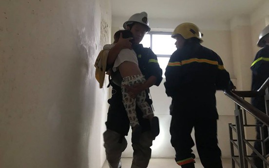 Hà Nội: Cháy tầng 10 chung cư ở Mỹ Đình, cảnh sát cứu thoát nhiều người