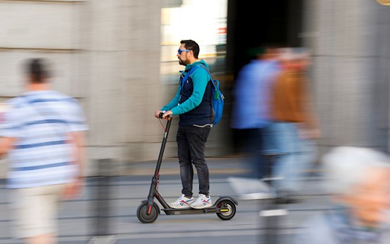 Thủ đô Tây Ban Nha cấm xe scooter đi trên vỉa hè