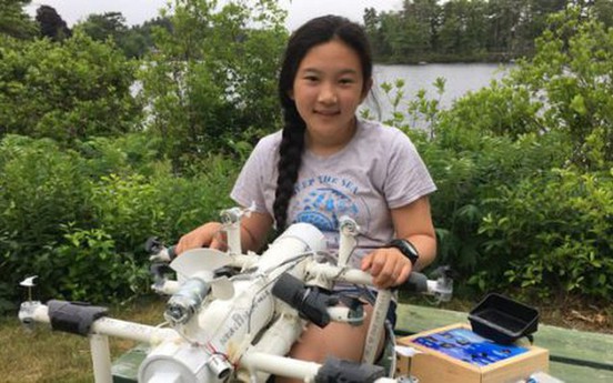 Cô bé lớp 6 chế tạo robot thu gom rác thải nhựa trên biển