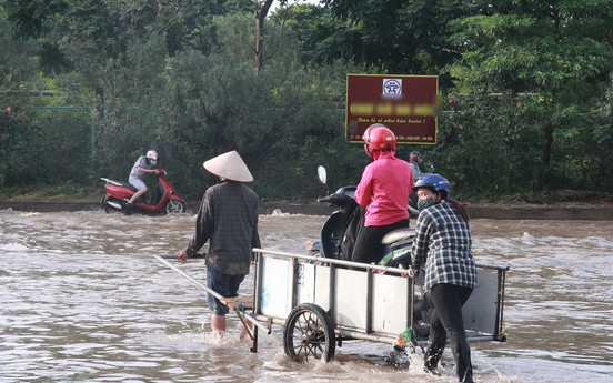 Hà Nội: Nắng ráo cả ngày, khu đô thị An Khánh vẫn mênh mông biển nước