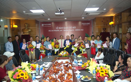Phúc Khang trao sổ đỏ cho khách hàng tại dự án Ecosun Đồng Nai