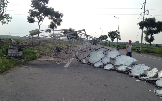 Cổng chào KĐT Hòa Long - Kinh Bắc lộ ra toàn cát đá sau khi bị xe khách Sam Sung kéo đổ?