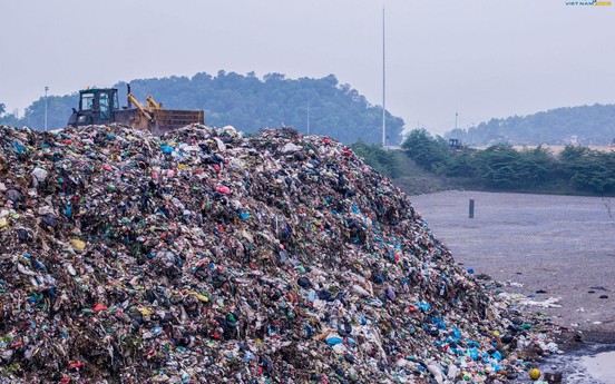 Hà Nội: Người dân thôn Tam Mỹ “sống mòn” trên “núi” rác