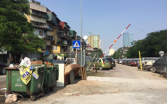 Dự án bãi đỗ xe thông minh Nguyên Hồng nhếch nhác vì rác thải