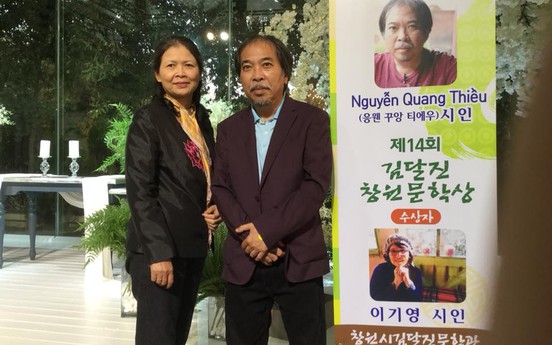 Nguyễn Quang Thiều nhận Giải thưởng thơ Changwon
