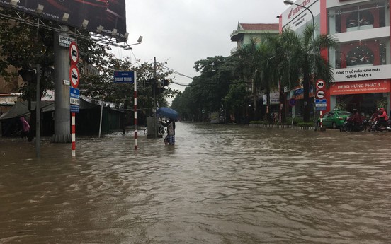 Nghệ An: Đường phố Vinh thành "sông" sau trận mưa lớn kéo dài