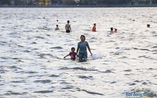 Người Hà Nội đổ xô ra Hồ Tây tắm giải nhiệt ngày nắng nóng kỷ lục