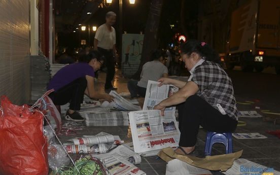 Không khí khẩn trương tại "chợ báo giấy" mỗi sáng ở Thủ đô